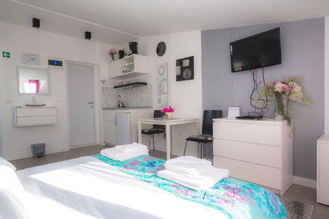 Apartments In Rogoznica 36019 Bagian luar foto