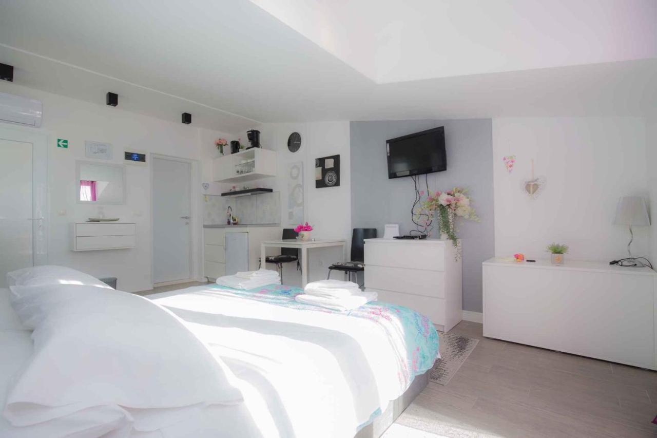 Apartments In Rogoznica 36019 Bagian luar foto