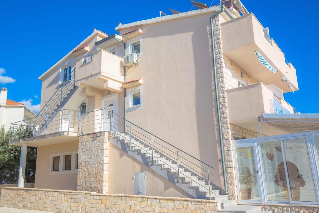 Apartments In Rogoznica 36019 Bagian luar foto