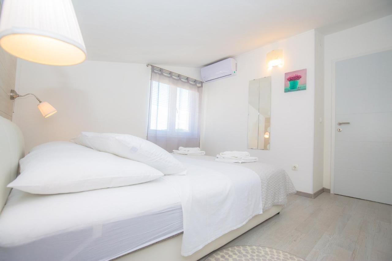 Apartments In Rogoznica 36019 Bagian luar foto