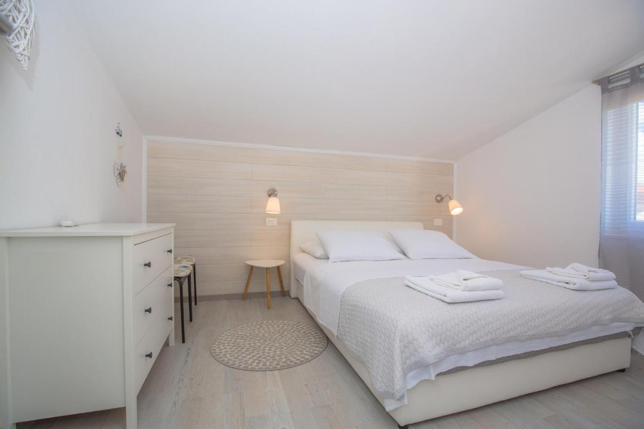 Apartments In Rogoznica 36019 Bagian luar foto